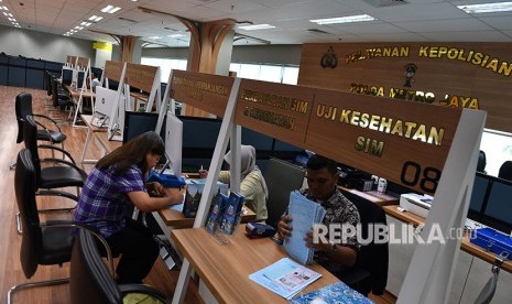 Petugas melayani perpanjangan SIM di gerai Pelayanan Kepolisian Polda Metro Jaya, Mal Pelayanan Publik, Jakarta.