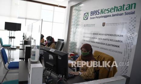 Petugas melayani peserta BPJS Kesehatan dengan tanpa tatap muka di Kantor BPJS Kesehatan, (ilustrasi).