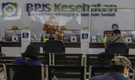 Petugas melayani peserta Jaminan Kesehatan Nasional - Kartu Indonesia Sehat (JKN-KIS) di kantor Badan Penyelenggara Jaminan Sosial (BPJS) Kesehatan. Badan Penyelenggara Jaminan Sosial (BPJS) Kesehatan meluncurkan nomor pusat panggilan baru atau call center yang dapat meningkatkan dan memudahkan layanan kepada peserta BPJS Kesehatan di Provinsi Jambi.