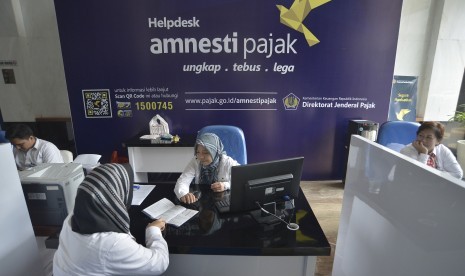 Petugas melayani wajib pajak untuk memperoleh informasi mengenai kebijakan amnesti pajak (tax amnesty) di Help Desk Kantor Pelayanan Pajak, Jakarta Pusat. ilustrasi