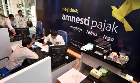 Petugas melayani wajib pajak untuk memperoleh informasi mengenai kebijakan amnesti pajak (tax amnesty) di Help Desk kantor pajak. ilustrasi.