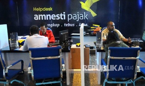  Petugas melayani wajib pajak yang ingin memperoleh informasi mengenai kebijakan amnesti pajak (tax amnesty).