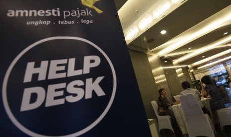 Petugas melayani wajib pajak yang ingin memperoleh informasi mengenai kebijakan amnesti pajak (tax amnesty). ilustrasi