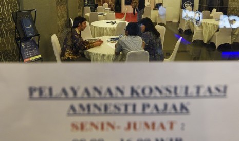 Petugas melayani wajib pajak yang ingin memperoleh informasi mengenai kebijakan amnesti pajak (tax amnesty) di Help Desk, Bursa Efek Indonesia, Jakarta Pusat, Selasa (23/8). 