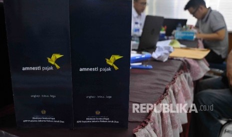 Petugas melayani wajib pajak yang mengikuti program pengampunan pajak (tax amnesty) di Kantor Pelayanan Pajak Tabah Abang, Jakarta Pusat, Kamis (29/12)