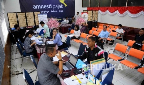 Petugas melayani wajib pajak yang mengikuti program pengampunan pajak (tax amnesty) periode kedua di Kantor Pelayanan Pajak Tabah Abang, Jakarta Pusat.