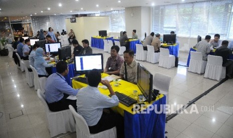 Petugas melayani wajib pajak di Kantor Pusat Ditjen Pajak, Jakarta. ilustrasi 