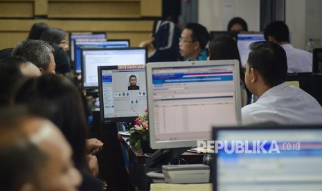 Petugas melayani warga saat pembuatan paspor di Kantor Imigrasi. 