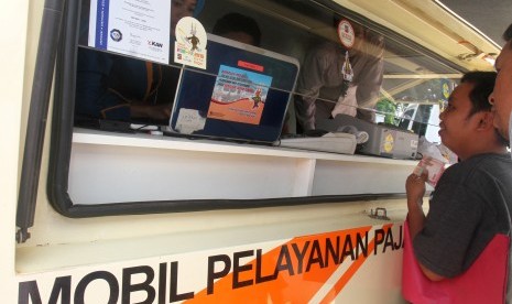 Petugas melayani warga untuk membayar Pajak Bumi dan Bangunan (PBB) 