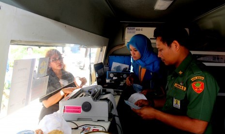 Petugas melayani warga untuk membayar Pajak Bumi dan Bangunan (PBB) di Jalan Juanda, Kota Bogor, Jawa Barat, Senin (14/3).