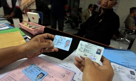 Petugas melayani warga untuk pembuatan Ke-KTP di Kelurahan Kebayoran Lama, Jakarta, Senin (17/11).