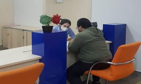 Petugas melayani warga yang ingin mengurus visa di kantor Imigrasi (ilustrasi).