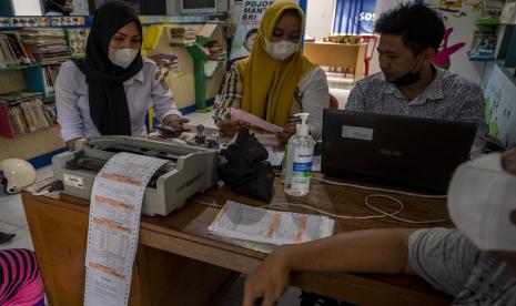 Petugas melayani warga yang membayar Pajak Bumi dan Bangunan (PBB) (ilustrasi). Badan Pendapat Daerah (Bapenda) Kabupaten Karawang, Jawa Barat, menyatakan realisasi pajak daerah setempat kini sudah mencapai Rp 352,6 miliar atau 30,83 persen dari target sebesar Rp 1,14 triliun.