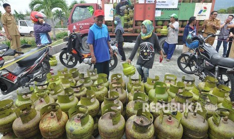 Petugas melayani warga yang membeli elpiji tiga kilogram bersubsidi dalam operasi pasar (OP) yang digelar di Palu, Sulawesi Tengah, Selasa (5/6). 