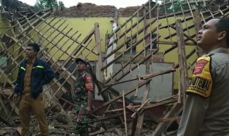 Petugas melihat bangunan SDN 2 Talagasari, Kecamatan Banjarwangi, Kabupaten Garut, yang roboh akibat cuaca ekstrem.