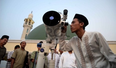 Petugas melihat posisi hilal (bulan) untuk menetapkan 1 Ramadan 1436 H di Pondok Pesantren Al-Hidayah, Jakarta Barat, Selasa (16/6).(Republika/Yasin Habibi)