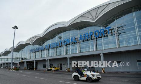 Petugas melintas di Bandara Kualanamu, Deli Serdang, Sumatera Utara, Kamis (30/12/2021). .PT Angkasa Pura (AP) II (Persero) memastikan untuk menerapkan ketentuan perjalanan baru. Saat ini penumpang pesawat rute domestik yang sudah vaksinasi dua kali atau tiga kali dapat melakukan perjalanan tanpa wajib menunjukkan tes RT-PCR atau rapid test antigen. 