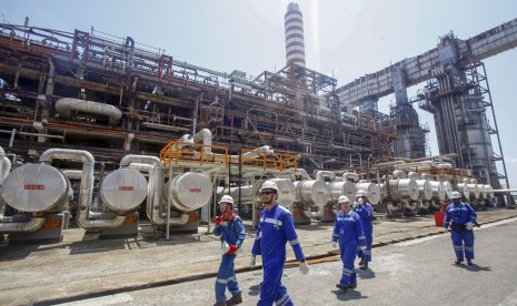 Petugas melintas di depan jaringan pipa minyak di kilang unit pengolahan (Refinery Unit) V, Balikpapan, Kalimantan Timur, Rabu (23/10). PT Pertamina (Persero) memproyeksikan akan adanya kenaikan impor mentah saat enam proyek kilang sudah selesai di bangun. 