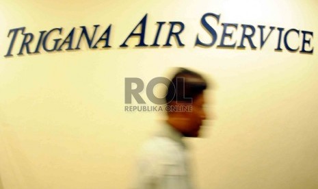 Petugas melintas di kantor maskapai Trigana Air Service di Kompleks Puri Sentana Niaga, Kalimalang, Jakarta, Ahad (16/8).