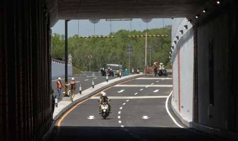 Petugas melintas di ruas Underpass Simpang Tugu Ngurah Rai, saat uji coba di Badung, Bali, Senin (10/9). Underpass yang dibangun untuk mengurangi kemacetan di kawasan Bandara Internasional I Gusti Ngurah Rai itu mulai diuji coba sebelum diresmikan dan dioperasionalkan sekaligus untuk mendukung pelaksanaan pertemuan IMF dan Bank Dunia pada bulan Oktober mendatang.