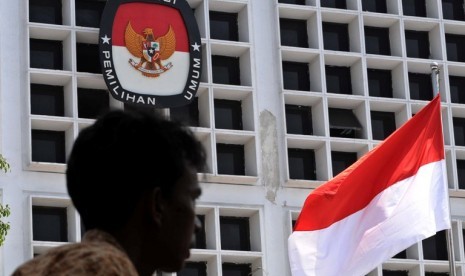 Petugas melintas dihalaman kantor Komisi Pemilihan Umum (KPU) Jakarta, Jumat(7/9). 