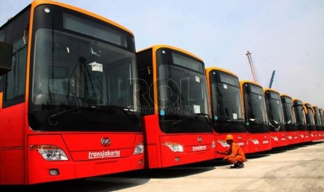 The increasing number of Transjakarta buses increases the demands of gas station. (Illustration)