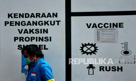 Petugas melintasi tempat penyimpanan vaksin COVID-19 Sinovac di Kantor Dinas Kesehatan Sulsel, Makassar, Sulawesi Selatan, Selasa (5/2/2020). Sebanyak 30 ribu dosis vaksin COVID-19 Sinovac tahap pertama tiba di Makassar yang diperuntukkan bagi tenaga medis di Sulawesi Selatan. 