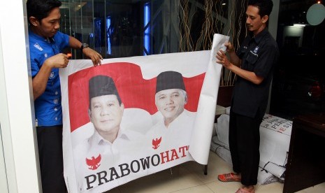 Petugas melipat spanduk Prabowo-Hatta di Kantor Dewan Pimpinan Pusat (DPP) Partai Amanat Nasional (PAN), Jakarta, Selasa (22/7). 