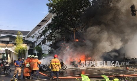 Officers extinguished the fire that burned a number of bicycles shortly after an explosion at the Pentecostal Church of Surabaya (GPPS), Surabaya, East Java, on Sunday (May 13).