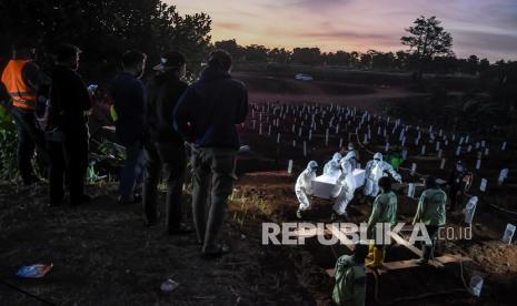 Petugas memakamkan jenazah Covid-19. Kementerian Kesehatan (Kemenkes) menegaskan Pemerintah Provinsi (Pemprov) DKI Jakarta tidak perlu mengajukan izin ketika kembali memberlakukan pembatasan sosial berskala besar (PSBB). 