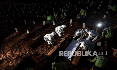 Petugas memakamkan jenazah COVID-19, di TPU Pondok Ranggon, Jakarta, Selasa (8/9/2020). Data Satuan Tugas Penanganan COVID-19 per hari Selasa (8/9/2020) pukul 12.00 WIB menyebutkan kasus meninggal dunia akibat COVID-19 bertambah 100 oarang menjadi 8.230 orang dan positif COVID-19 bertambah 3.046 orang sehingga menjadi 200.035 orang, sementara kasus pasien sembuh COVID-19 bertambah 2.306 orang menjadi 142.958 orang.