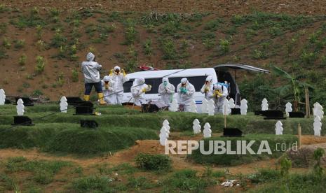 Petugas memakamkan jenazah korban COVID-19 dengan protokol kesehatan di Tempat Pemakaman Umum (TPU) khusus COVID-19 Simalingkar B, Medan Tuntungan, Sumatera Utara. Selasa, (22/6/2021). Data Satuan Tugas Penanganan COVID-19 per hari Selasa (22/6) menyebutkan kasus positif COVID-19 bertambah 13.668 orang sehingga total menjadi 2.018.113 orang, sementara kasus pasien sembuh bertambah 8.375 orang menjadi 1.810.136. orang, dan kasus meninggal akibat COVID-19 bertambah 335 jiwa sehingga totalnya menjadi 55.291 jiwa. 