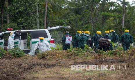 Kasus Positif Covid-19 di Sangihe Kembali Nol. Petugas memakamkan seorang Pasien Dalam Pengawasan (PDP) COVID-19 di Kabupaten Kepulauan Sangihe, Sulawesi Utara, Jumat (17/4/2020). 