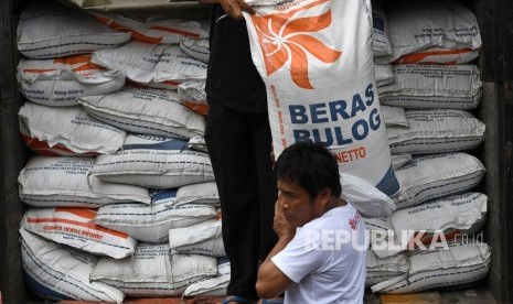 Perum Bulog menargetkan bisa menyalurkan beras yang tersimpan di gudang sebanyak 600 ribu ton hingga Hari Raya Idul Fitri yang jatuh pada bulan Mei mendatang. 