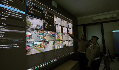 Petugas memantau arus lalu lintas kendaraan yang terekam oleh kamera pengawas atau CCTV. ilustrasi