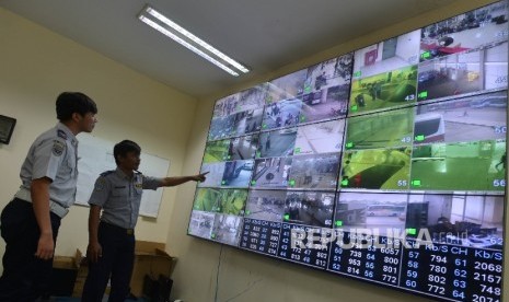 Petugas memantau arus mudik Lebaran melalui Closed Circuit Television (CCTV) di Terminal Bus Terpadu Sentra Timur Pulo Gebang, Jakarta Timur, Rabu (21/6). 