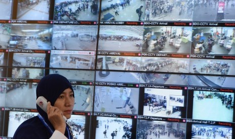 Petugas memantau arus mudik melalui layar cctv di Posko Tingkat Nasional Angkutan Lebaran Terpadu 2016 di Kantor Kemenhub, Jakarta, Rabu (29/6). 