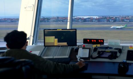 Petugas memantau dan mengatur pergerakan pesawat udara di menara Air Traffic Controller (ATC) Bandara Internasional I Gusti Ngurah Rai, Bali, Rabu (13/10/2021). AirNav Indonesia menyiapkan berbagai fasilitas, sarana prasarana, prosedur serta menyiagakan sekitar 80 orang petugas ATC untuk pelayanan navigasi pesawat udara di Bandara Ngurah Rai guna menyambut pembukaan kembali penerbangan internasional di bandara tersebut.