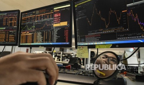 Petugas memantau grafik pergerakan penjualan Indeks Harga Saham Gabungan (IHSG) di Dealing Room Divisi Tresuri BNI, Jakarta, Jumat (27/9/2019). 