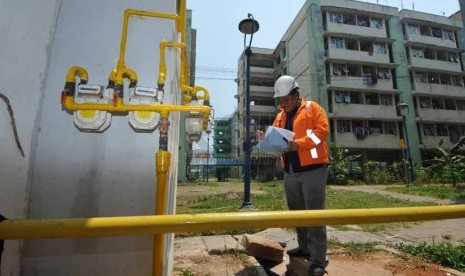 Petugas memantau jajaran pipa gas di sebuah rusun di Jakarta.