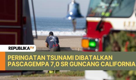 Petugas memantau kondisi di pantai usai peringatan tsunami yang muncul akibat gempa bumi berkekuatan 7,0 skala Richter di California Utara.