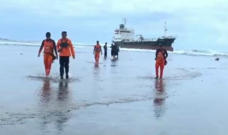 Petugas memantau kondisi kapal tanker yang terdampar di perairan Sancang, Kecamatan Cibalong, Kabupaten Garut, Rabu (9/2/2022).