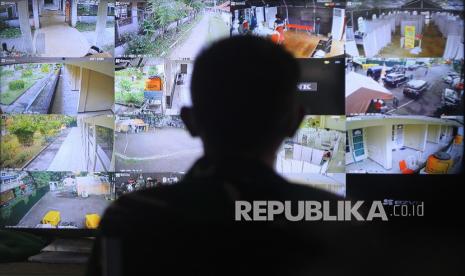 Petugas memantau layar monitor dari kamera Closed Circuit Television (CCTV) di Rumah Sakit Lapangan Kogabwilhan II Indrapura (RSLKI), Surabaya, Jawa Timur, Jumat (11/6/2021). Usai penyekatan di Jembatan Suramadu, jumlah pasien yang dirawat di rumah sakit berkapasitas tempat tidur sebanyak 400 ranjang tersebut hingga Jumat (11/6/2021) pagi bertambah 110 orang sehingga total jumlah pasien menjadi 269 orang.