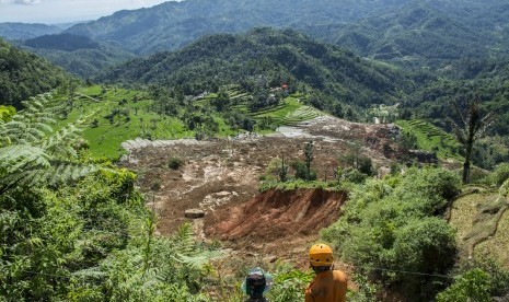 Landslides hits Sirnaresmi Village, Cisolok, Sukabumi, West Java, on Friday (Jan 4).