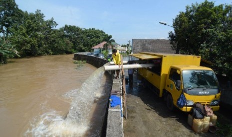 Petugas memantau mesin pompa. Foto Ilustrasi