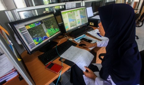 Petugas memantau pergerakan awan di kantor BMKG. 