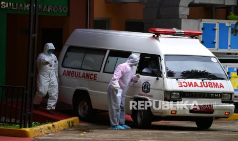 Petugas memarkir mobil ambulans di samping ruang isolasi RSPI Prof. Dr. Sulianti Saroso, Sunter, Jakarta Utara, Kamis (5/3/2020).