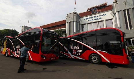 Suroboyo Bus. Wakil Ketua DPRD Surabaya Reni Astuti menilai Suroboyo Bus masih lebih menjadi sarana untuk rekreasi daripada solusi transportasi.