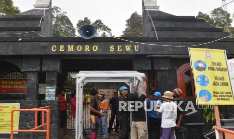 Petugas memasang bilik penyemprotan cairan disinfektan di pintu gerbang pendakian Gunung Lawu di Cemoro Sewu yang ditutup di Kabupaten Magetan, Jawa Timur, Rabu (19/8/2020). Setelah sebelumnya sempat dibuka selama sekitar sebulan, pengelola kawasan wisata Gunung Lawu menutup kembali jalur pendakian menuju puncak Gunung Lawu melalui jalur Cemoro Sewu guna pencegahan penyebaran COVID-19. 