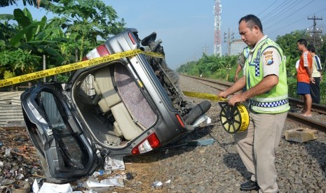 Kecelakaan mobil di perlintasan kereta/ilustrasi